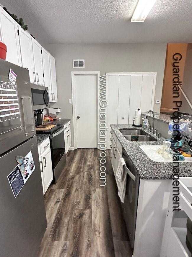 Building Photo - Apple Valley Town Home, 1 Car Garage, Washer/Dryer, Dishwasher, Available April/May 1st