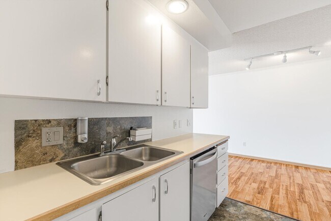 Foto del edificio - 1 month free!! Sweet 1/1 condo in Lake Oswego with covered parking and storage included!