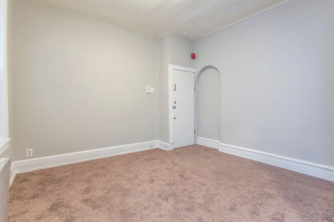 Building Photo - Stunning 1-Bedroom Apartment Near Universi...