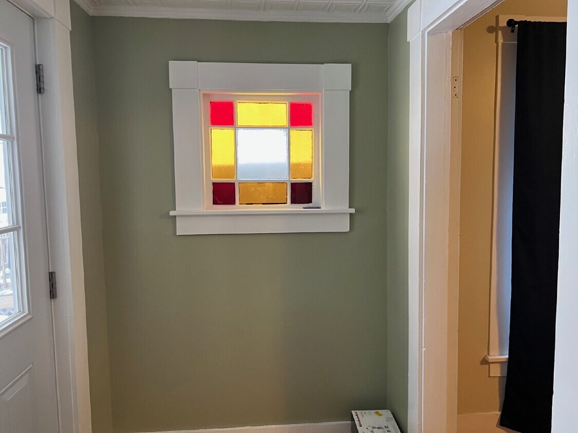 Foto del edificio - Half duplex with 3 bedrooms, one full bathroom