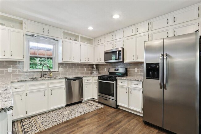 Foto del edificio - Beautifully Renovated 3-Bedroom, 2-Bath Ra...