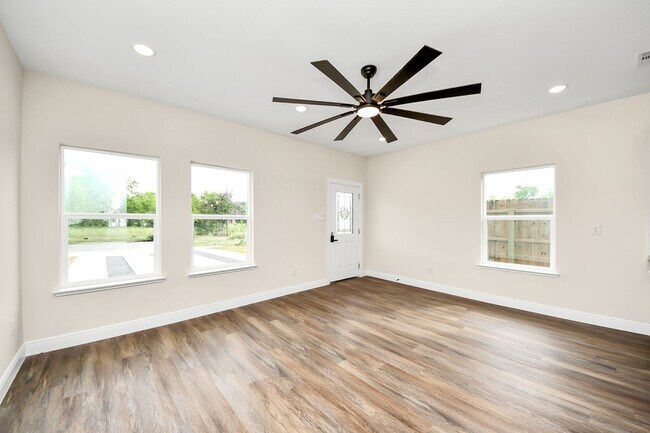 Foto del edificio - 3808 Hiford Dr