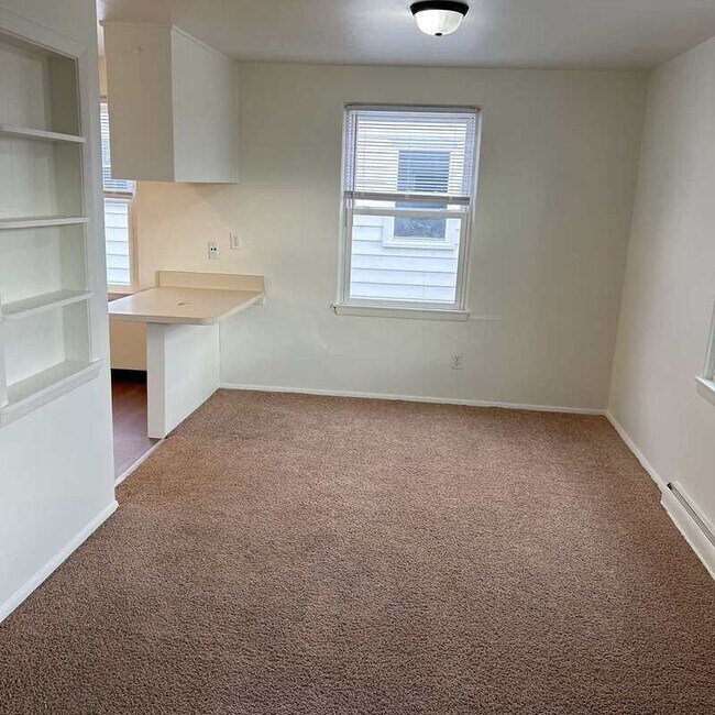 Building Photo - 1095 Gillingham Rd