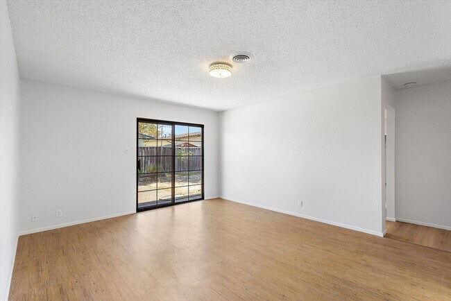 Foto del edificio - 1256 Rosewood Way