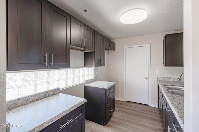 Foto del edificio - 16033 N 25th St