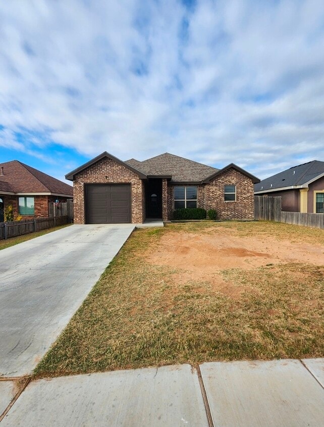 Foto principal - 3 bed 2 bath home