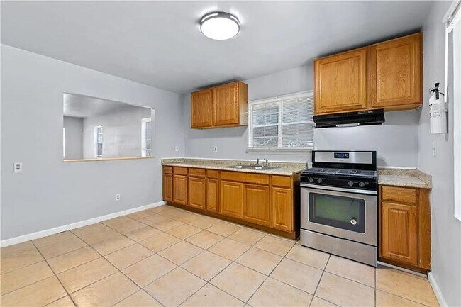 Building Photo - 1415 Eric St SE