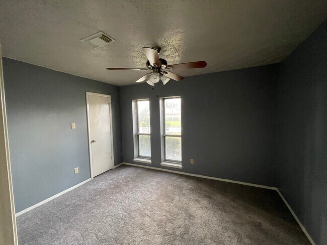 Building Photo - 16719 Cobble Ridge Dr