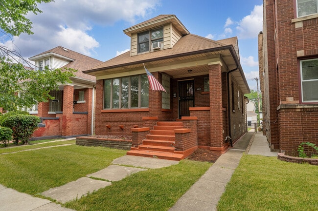 Building Photo - 4844 W Addison St