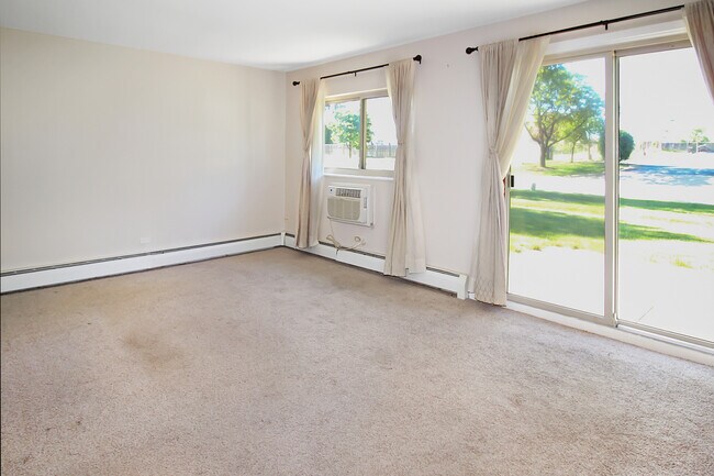 Building Photo - 659 E Fullerton Ave