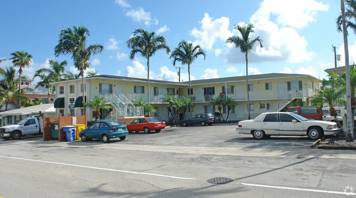 Building Photo - Town & Country Apartments