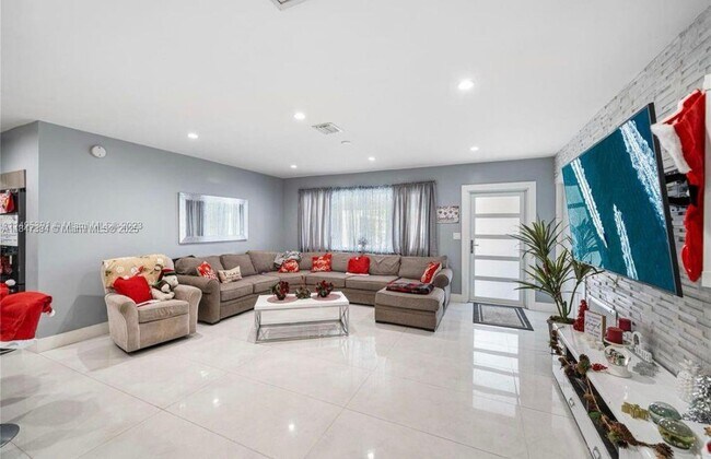Foto del edificio - 7130 SW 14th St