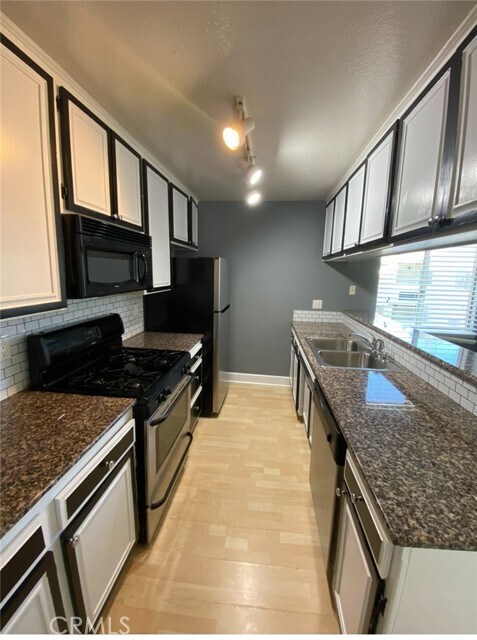 Foto del edificio - 7045 Woodley Ave