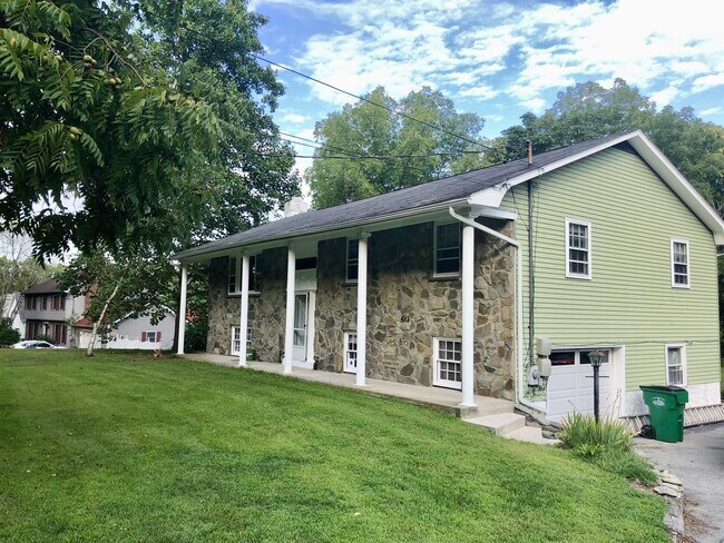 Building Photo - 236 Creek Rd