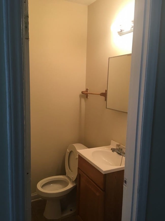 Building Photo - 2 bedroom Unit in Updated Community