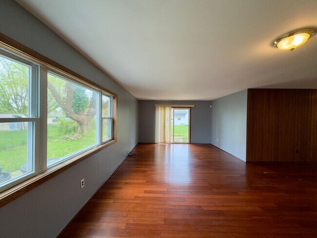 Foto del edificio - Charming 3-Bedroom Townhome with Spacious ...