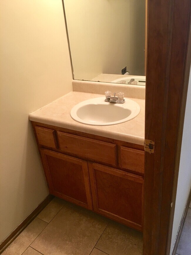 Foto del edificio - 4 Bedroom Townhouse with 1 Car Garage - UP...