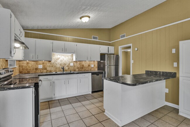 Building Photo - Beautiful Home in Clinton