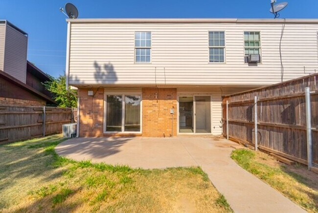 Building Photo - Spacious duplex with yard