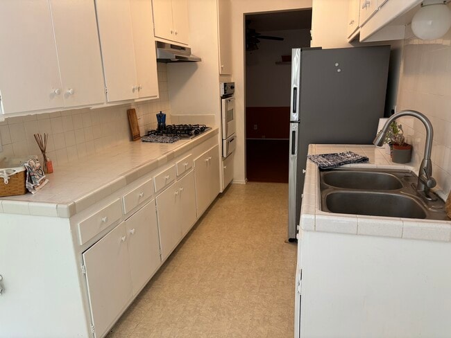 Kitchen - 3229 Glenhurst Ave