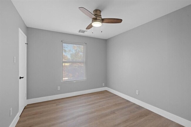 Foto del edificio - 3107 E 13th St
