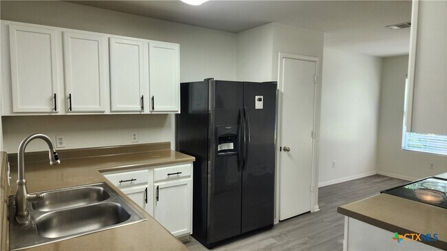 Foto del edificio - 223 Avrshire Ln