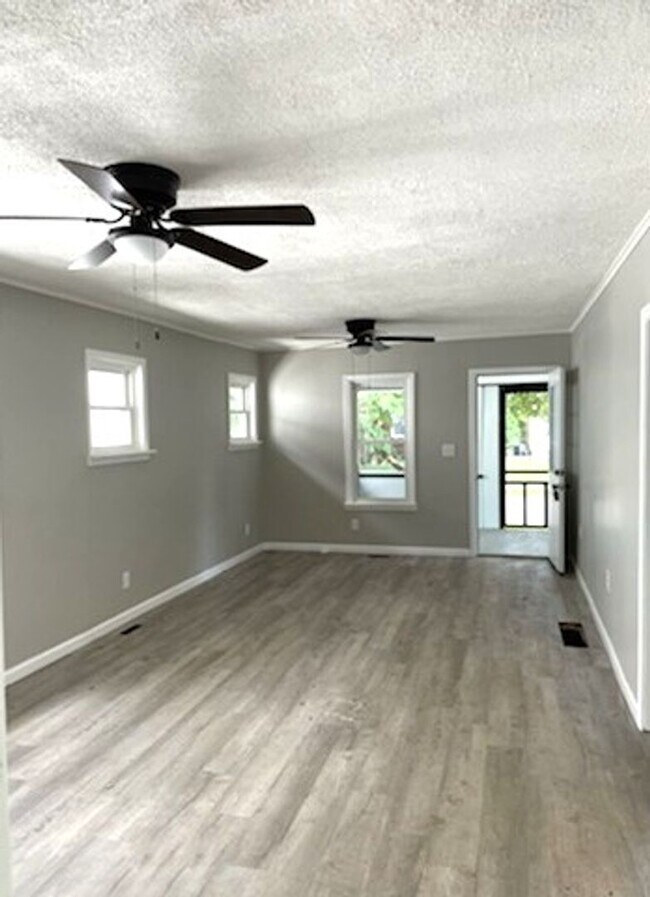 Foto del edificio - Beautifully Remodeled Riverview Two Bedroom One Bath Home in Dunbar.
