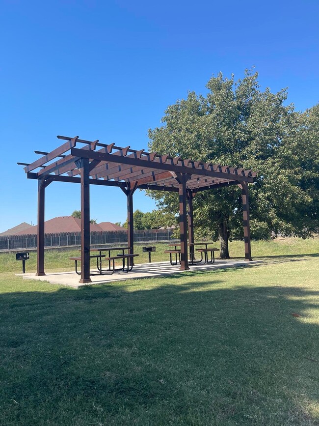 pérgola - Eastlake Village Apartments