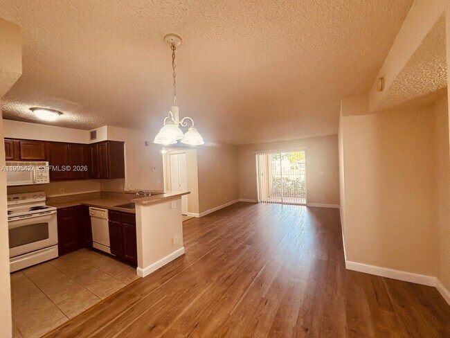 Foto del edificio - 7630 Westwood Dr