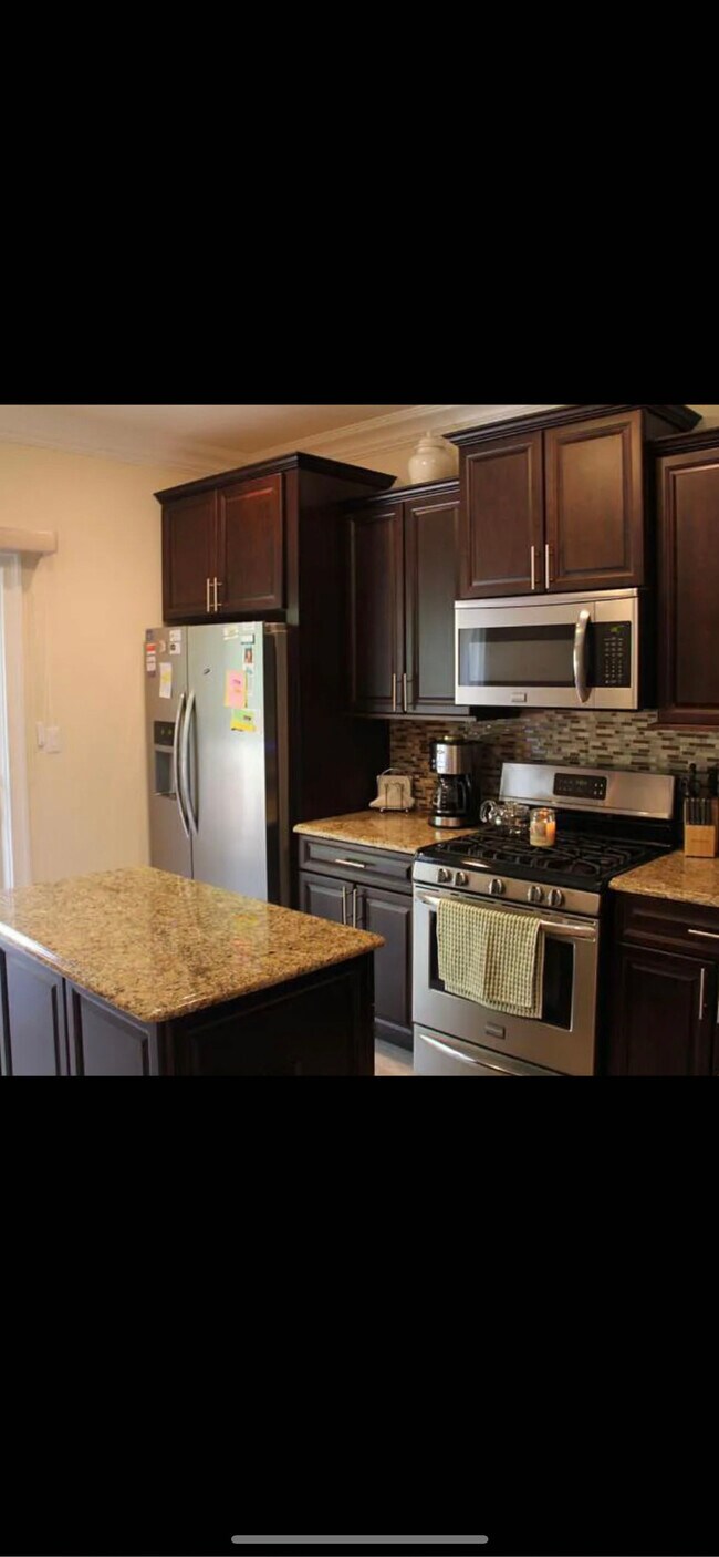 14 Pyramid Ct, Staten Island, NY 10314 House Rental in Staten Island