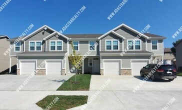 Building Photo - 324 N 4th Terrace