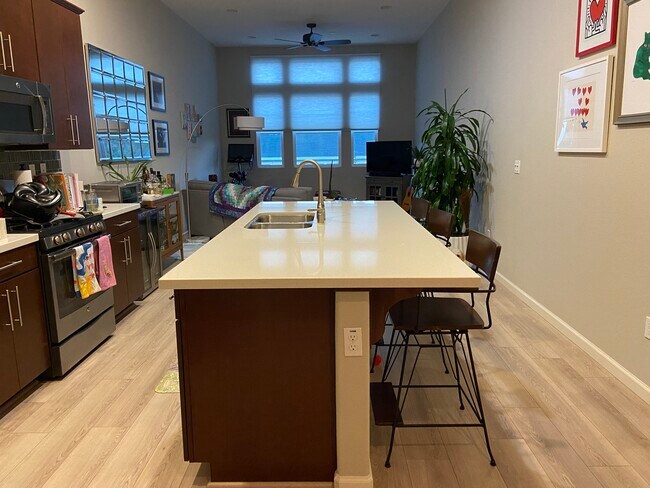Foto del edificio - 1601 3rd Avenue, Unit 204