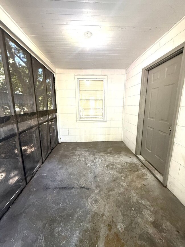 Building Photo - ** 2 Bed 1 Bath located in Highland Garden...