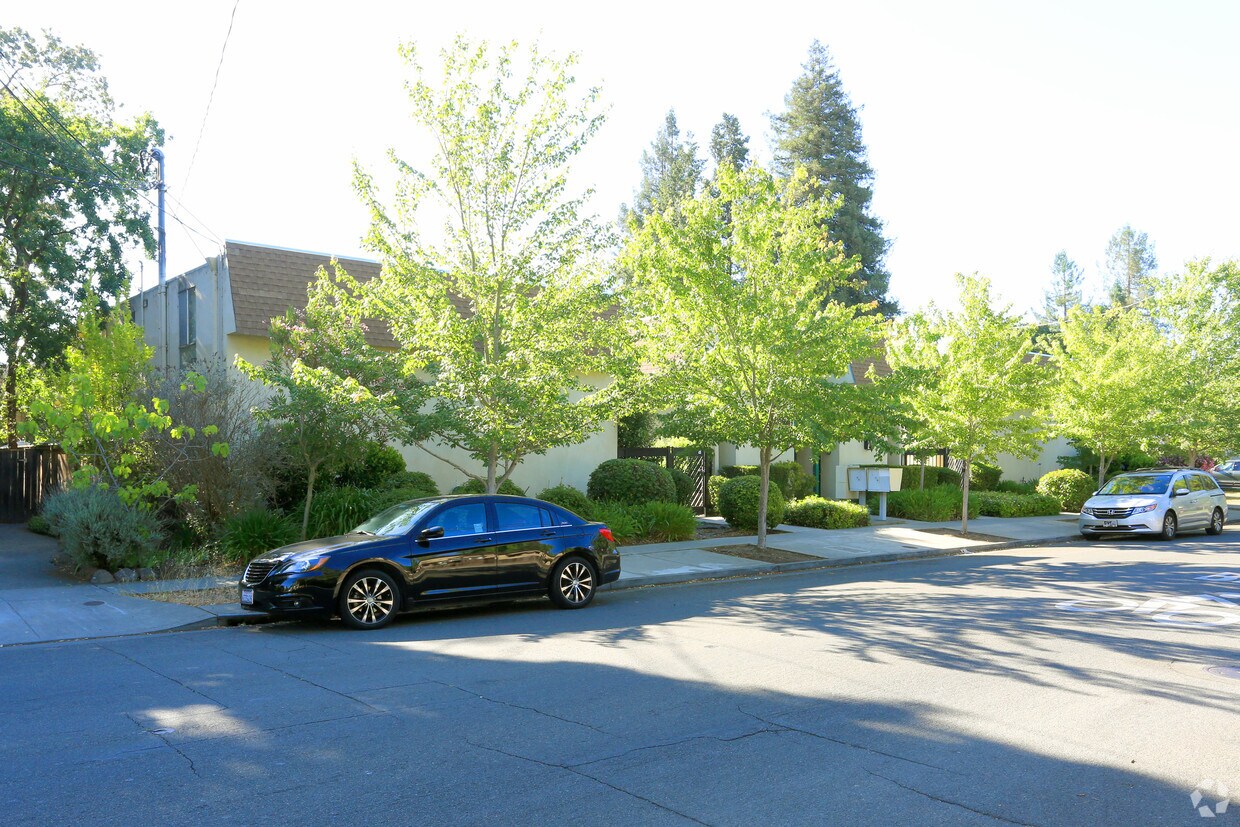 NorthPark TownHomes Apartments in Santa Rosa, CA