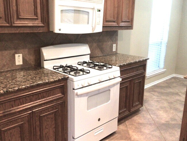 Foto del edificio - 2718 Lakecrest Way Dr