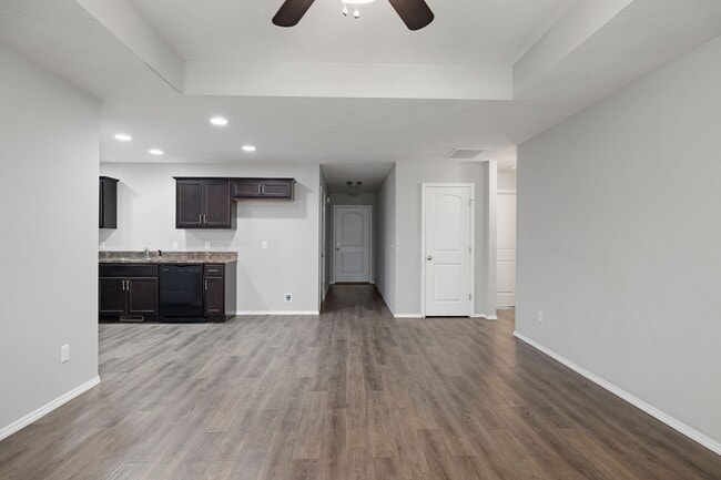 Building Photo - 3 Bedroom Duplex Rental in Springfield!