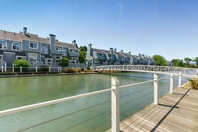 Building Photo - Desirable Redwood Shores Townhouse
