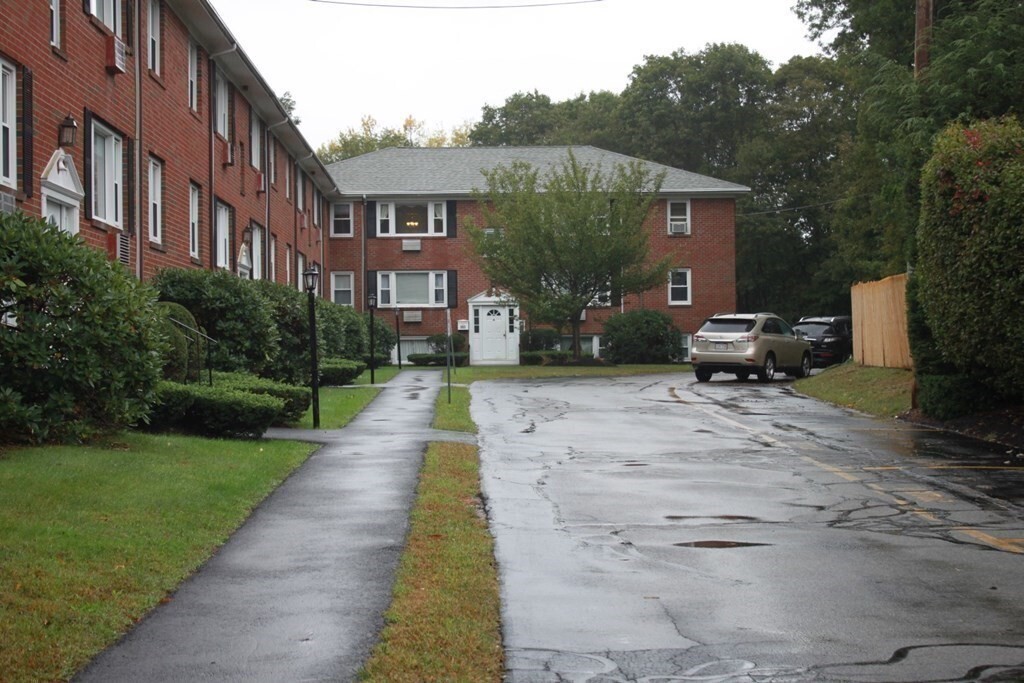 Primary Photo - 462 Nahatan St