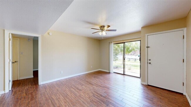 Foto del edificio - 904 University Oaks Blvd