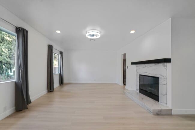 Building Photo - 5 Bedroom Home for Rent in Burbank!