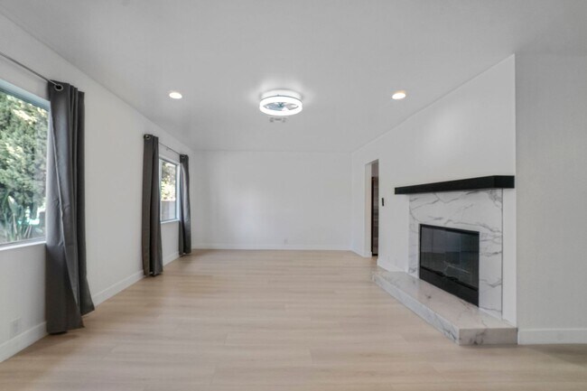 Foto del edificio - 5 Bedroom Home for Rent in Burbank!
