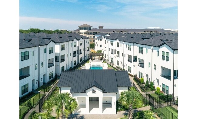 Building Photo - 2802 Grand Fountains Dr