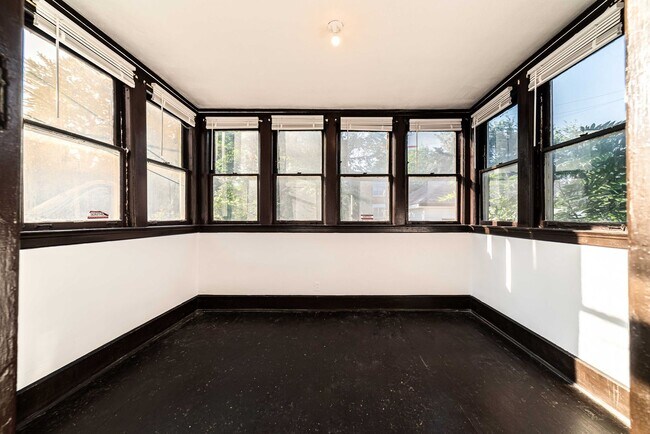 Building Photo - 58/60 Alger - FDR - T