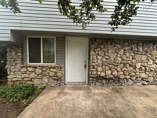 Photo - 6004 NW Expressway House