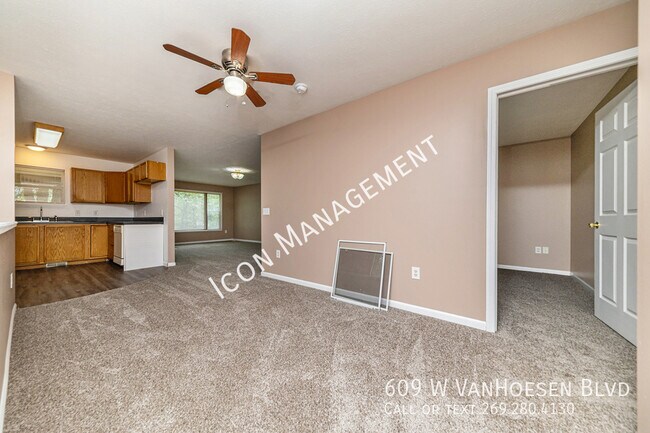 Foto del edificio - 609 W Van Hoesen Blvd