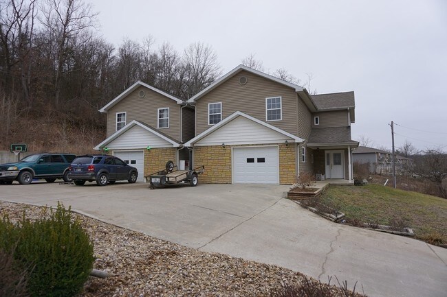 Building Photo - 706 & 708 Hillside Dr.