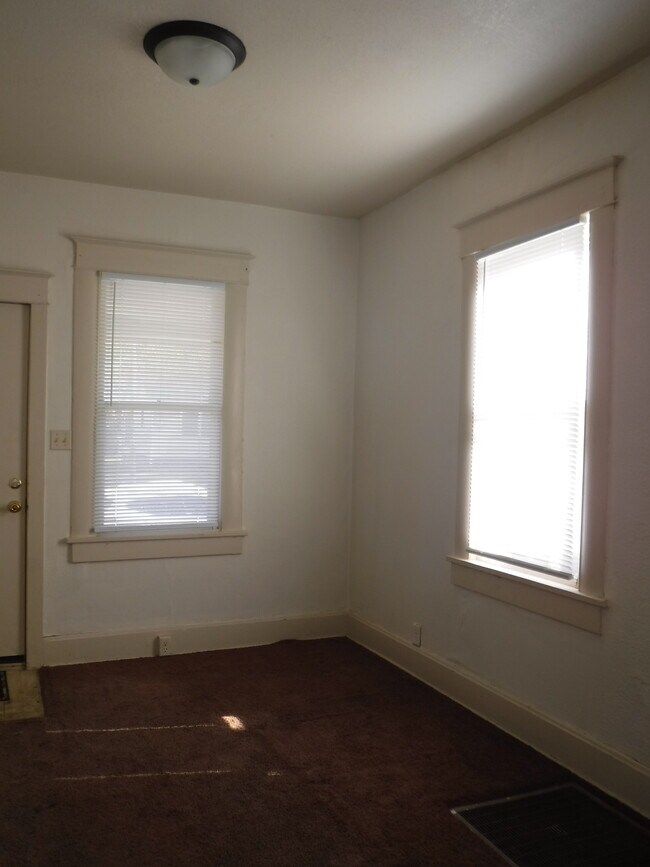Living room - 2822 Jules St