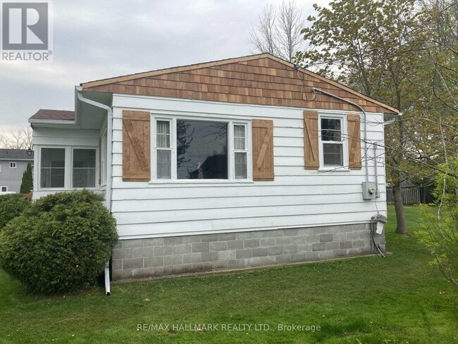 Building Photo - 824 Paradise Dr