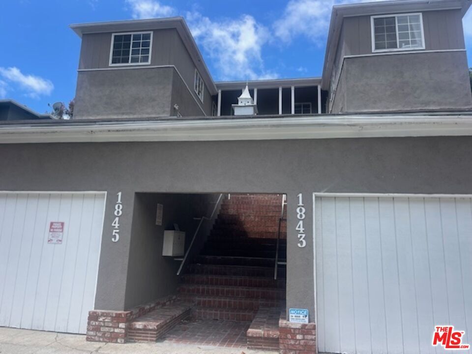 Foto principal - 1845-1845 1/2 S Beverly Glen Blvd