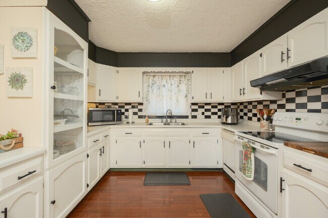 Building Photo - 104 Cheyenne St